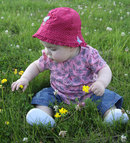 Bébé dans l'herbe